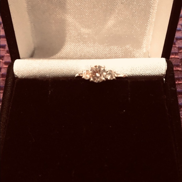 Engagement ring - Picture 3 of 6